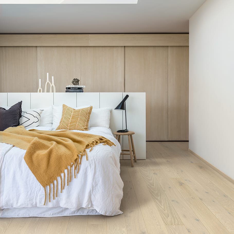 Dormitorio con suelo de parquet claro